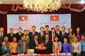越南国家事实政治出版社向老挝赠送书籍