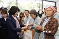 越南国家副主席邓氏玉盛向贫困癌症患者赠送年礼