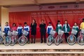 Tặng xe đạp, tiếp sức đến trường cho học sinh khó khăn ở miền Bắc