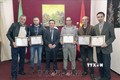 越南驻阿尔及利亚大使馆向阿尔及利亚制片人和记者授予奖状