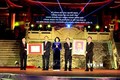  越南国家副主席邓氏玉盛向太原省普安市授予一级劳动勋章
