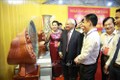 Làng nghề Bát Tràng (Hà Nội) tặng sản phẩm gốm sứ tiêu biểu cho Quốc hội