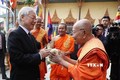 阮富仲看望慰问柬埔寨佛教大众部僧王德旺和佛教法宗派宗长大僧王布尔格里
