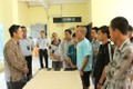 越南驻印度尼西亚大使馆代表团走访慰问被印尼拘留的越南渔民