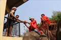 Du khách thích thú với Lễ cúng sức khỏe cho voi ở Krông Na
