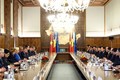政府总理阮春福与罗马尼亚总理登奇勒举行会谈