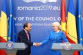 阮春福与罗马尼亚总理登奇勒共同会见记者