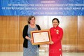 为越南橙毒剂受害者提供积极援助的一名美国女人荣获越南友谊勋章
