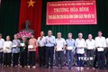 Phó Thủ tướng Thường trực Chính phủ Trương Hòa Bình trao quà, học bổng ở Bến Tre