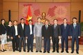 越南国会副主席杜伯巳会见老挝国会法律研究院代表团