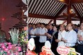 阮春福、阮氏金银等党和国家领导人给胡志明主席祠堂上香献花