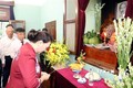 越南国会主席阮氏金银在67号房向胡志明主席敬香