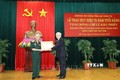 越共中央总书记、国家主席阮富仲向原越共中央总书记黎可漂授予70周年党龄纪念章