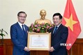 越南政府副总理兼外交部长范平明向老挝驻越大使颁发越南一级劳动勋章
