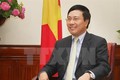 越南政府副总理范平明回答有关货物原产地及辅助工业的询问