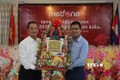 越南军队电信集团Metfone公司向越裔柬埔寨人送上春节慰问品