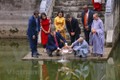 美国驻越南大使丹尼尔·克里滕布林克在河内欢度越南“灶王节”