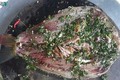 越南西北地区泰族人的特色美食——整烤溪鱼