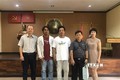 越南驻泰国大使馆接收海上获救的两名越南渔民