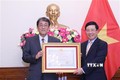 越南政府副总理兼外长范平明向日本驻越大使授予友谊勋章