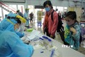 Lấy mẫu xét nghiệm virus SARS-CoV-2 tất cả hành khách đi tàu về ga Sài Gòn