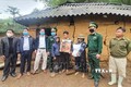 Bộ đội biên phòng Lào Cai tặng gạo cho đồng bào nghèo biên giới