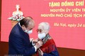越南国家主席阮春福向原国家副主席阮氏萍授予75年党龄纪念章