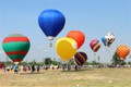 数千名游客参加崑嵩省热气球节