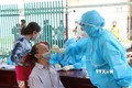 Lực lượng y tế Đắk Lắk lấy mẫu xét nghiệm SARS-CoV-2 cho người dân hẻm 189, đường Mai Hắc Đế, phường Tân Thành, thành phố Buôn Ma Thuột (Đắk Lắk). Ảnh: Tuấn Anh - TTXVN