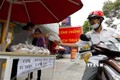 Nhiều điểm cơm từ thiện của người dân Thành phố Hồ Chí Minh có mặt kịp thời giúp người nghèo vượt khó trong những ngày giãn cách xã hội theo Chỉ thị số 16/CT-TTg của Thủ tướng Chính phủ. Ảnh: Thanh Vũ - TTXVN