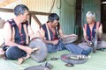 Các nghệ nhân chỉnh chiêng tại làng Mrông Yố 1, xã Ia Ka, huyện Chư Păh (Gia Lai). Ảnh: Hồng Điệp - TTXVN