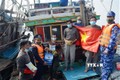 Bộ Tư lệnh Vùng Cảnh sát biển 1 tổ chức tặng quà Tết cho bà con ngư dân ở huyện đảo Bạch Long Vĩ, thành phố Hải Phòng. Ảnh: TTXVN