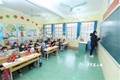 Các em học sinh lớp 2A2, Trưởng tiểu học Quảng Lạc, thành phố Lạng Sơn (Lạng Sơn) đảm bảo mặc đủ ấm, lớp đủ hệ thống cửa chắn gió lùa, đủ ánh sáng khi học trong thời tiết lạnh. Ảnh: Anh Tuấn – TTXVN