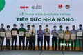 Lãnh đạo Ủy ban Nhân dân tỉnh Tây Ninh và đại diện nhà tài trợ trao vốn cho 40 nông dân. Ảnh: Thanh Tân - TTXVN