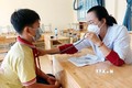 Khám sàng lọc để tiêm vaccine cho trẻ em dưới 12 tuổi tại tỉnh Sóc Trăng. Ảnh: Trung Hiếu - TTXVN