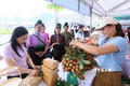 Khách tham quan gian hàng tại Festival trái cây và sản phẩm OCOP năm 2022. Ảnh: Quang Quyết - TTXVN