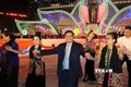Thủ tướng Chính phủ Phạm Minh Chính và các đại biểu cùng múa điệu xòe truyền thống với đồng bào các dân tộc tỉnh Sơn La tại Lễ khai mạc Festival trái cây và sản phẩm OCOP Việt Nam năm 2022. Ảnh: Dương Giang - TTXVN