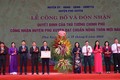 Các đồng chí lãnh đạo thành phố Hà Nội trao Quyết định của Thủ tướng Chính phủ và tặng hoa chúc mừng huyện Phú Xuyên đạt chuẩn nông thôn mới năm 2020.