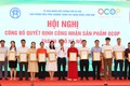 Ông Chu Phú Mỹ, Chánh Văn phòng Điều phối chương trình xây dựng nông thôn mới thành phố Hà Nội trao quyết định công nhận sản phẩm OCOP cho các chủ thể.