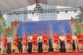 Các đại biểu cắt băng khai mạc Tuần hàng tư vấn, giới thiệu và bán sản phẩm OCOP năm 2022 tại Trung tâm thương mại Mê Linh Plaza, quận Hà Đông (Hà Nội).