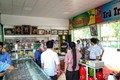 Du lịch cộng đồng ở xã Hồng Vân, huyện Thường Tín (Hà Nội) đã có bước chuyển mới về chất, khách đến đây được tham quan, mua sắm nhiều sản phẩm làng nghề thú vị.
