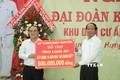 Phó Thủ tướng Lê Văn Thành trao tặng 10 căn nhà từ Quỹ vì người nghèo cho người dân có hoàn cảnh khó khăn tỉnh Long An. Ảnh: Bùi Giang - TTXVN