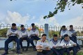 Các cán bộ, chiến sĩ đảo Trường Sa đọc thư của các em học sinh gửi từ Hà Nội. Ảnh: Nguyễn Cúc - TTXVN