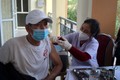Nhân viên y tế tiêm vaccine phòng dịch COVID-19 cho người dân tại tỉnh Thanh Hóa. Ảnh: Nguyễn Nam - TTXVN