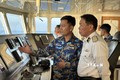 Phó Thuyền trưởng Tàu 571 Trần Ngọc Sáng báo cáo với Chuẩn Đô đốc Phạm Văn Hùng về hải trình và các công tác khi thực hiện nhiệm vụ trên biển. Ảnh: Thùy Giang - TTXVN
