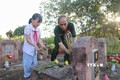 Các thế hệ, tầng lớp nhân dân thắp hương tưởng nhớ các Anh hùng Liệt sỹ tại nghĩa trang liệt sỹ huyện Sơn Động (Bắc Giang). Ảnh: Danh Lam - TTXVN