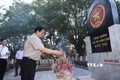 Thủ tướng Chính phủ Phạm Minh Chính thắp hương phần mộ liệt sĩ tại Nghĩa trang Liệt sỹ Quốc gia Trường Sơn. Ảnh: Dương Giang - TTXVN