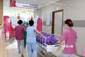 Nhân viên y tế Khoa Sản nhi tại Bệnh viện Quốc tế Phương Châu Sóc Trăng cấp cứu bệnh nhân. Ảnh: Trung Hiếu - TTXVN