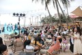 Du khách thưởng thức âm nhạc tại bãi biển ở thành phố Phan Thiết (Bình Thuận). Ảnh: Nguyễn Thanh - TTXVN