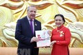 越南授予阿尔及利亚驻越大使友谊纪念章